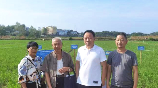 常德市科協(xié)黨組成員、副主席李風(fēng)看望老科技工作者并考察科技示范項目